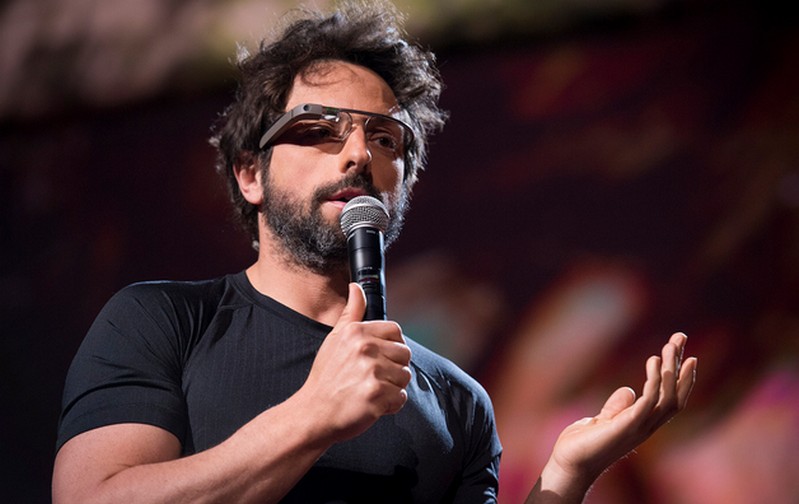 Sergey Brin memakai Google Glass