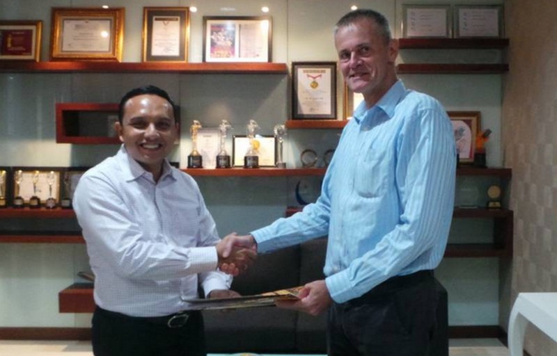 XL-Axis resmi merger