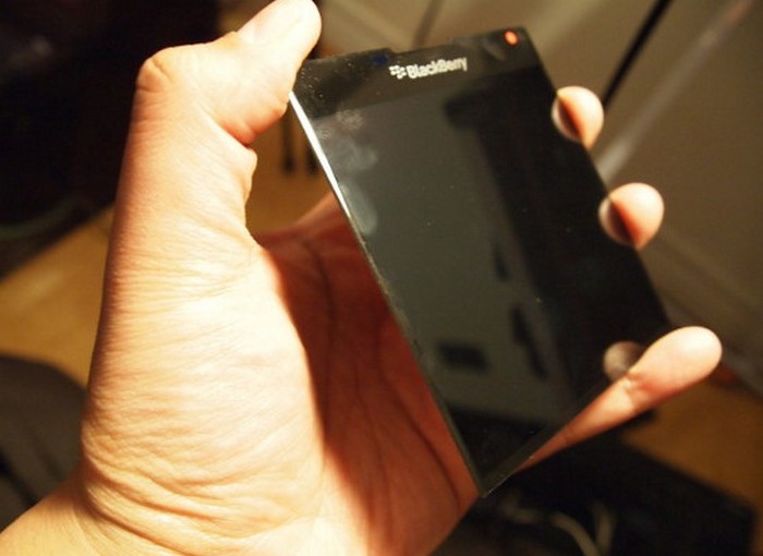 BlackBerry Windermere atau Q30 dengan display 1440x1440