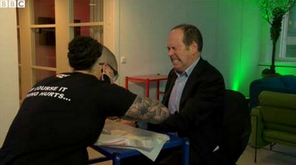 Seorang karyawan Epicenter sedang diimplan chip