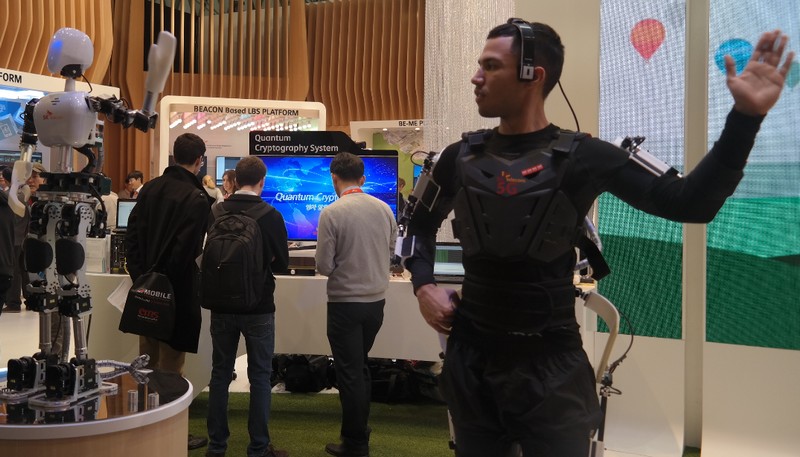 Robot 5G mengikuti gerakan tangan