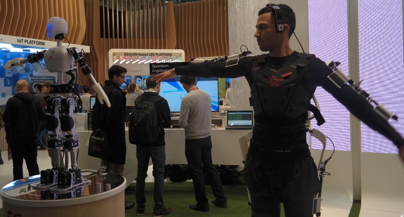 Robot 5G mengikuti gerakan tangan2