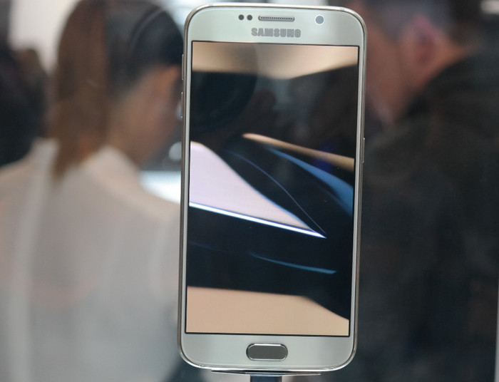 Samsung Galaxy S6 dengan bahan metal dan kaca