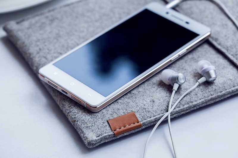 The OPPO R1x (Ice White)