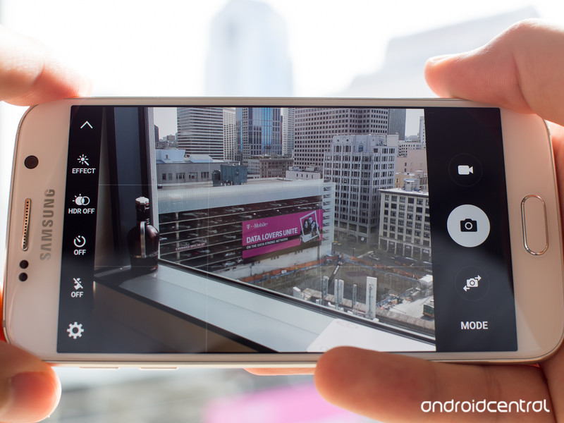 camera-in-hand-galaxy-s6