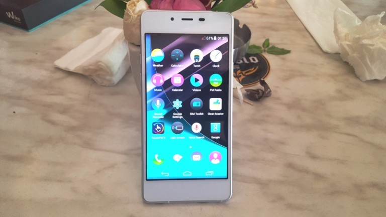 Smartphone Berjiwa Muda yang Kaya Fitur