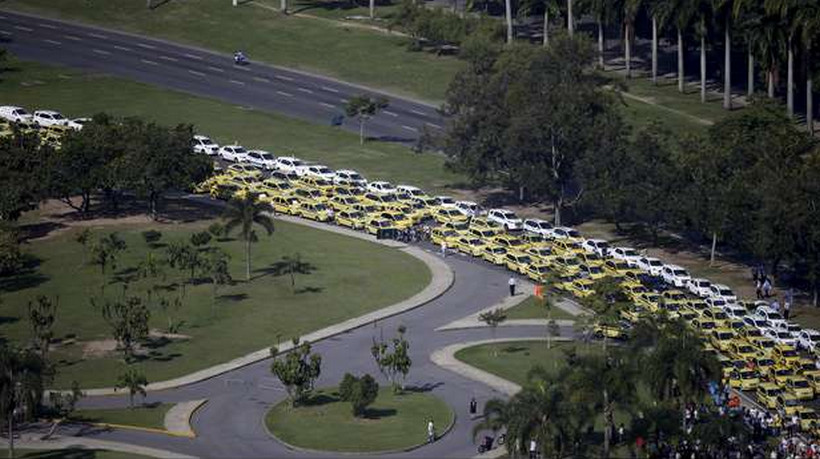 Demo Taksi Uber di Kota Rio de Janiero macet 5 km