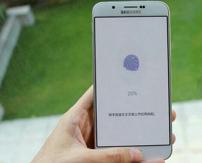 Tak kalah dengan Galaxy S6, smartphone tipis ini juga dilengkapi fitur fingerprint scanner pada tombol Home.