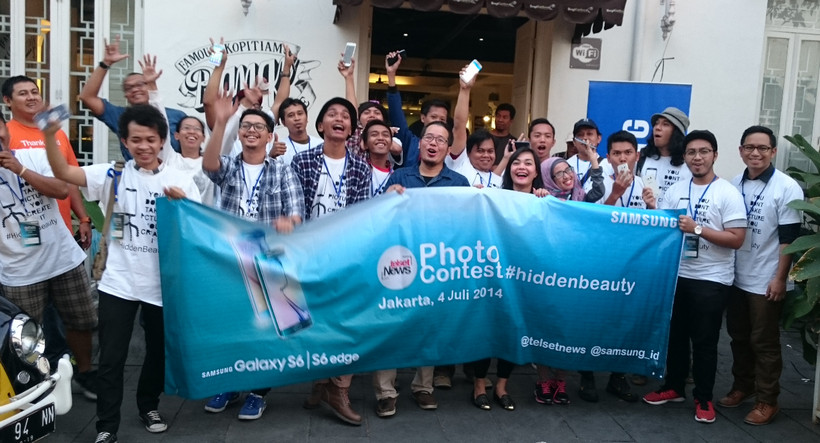Horee...akhirnya seru-seruan hunting foto ditutup dengan foto bareng