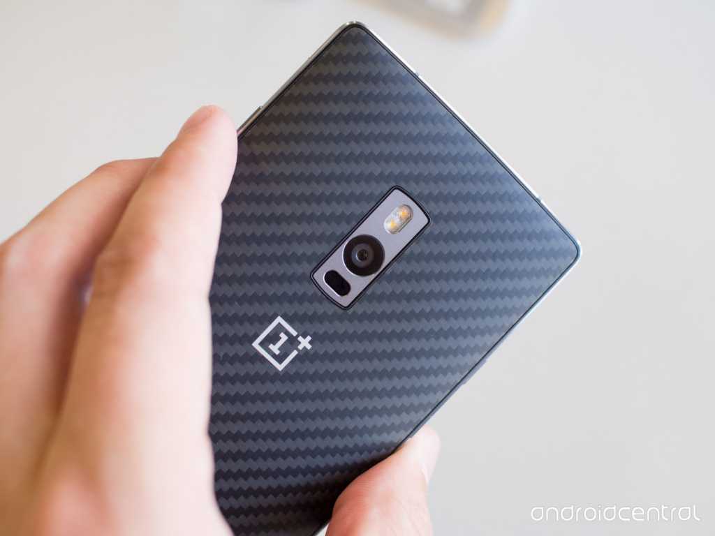 oneplus-2-sandstone-back-hand_0