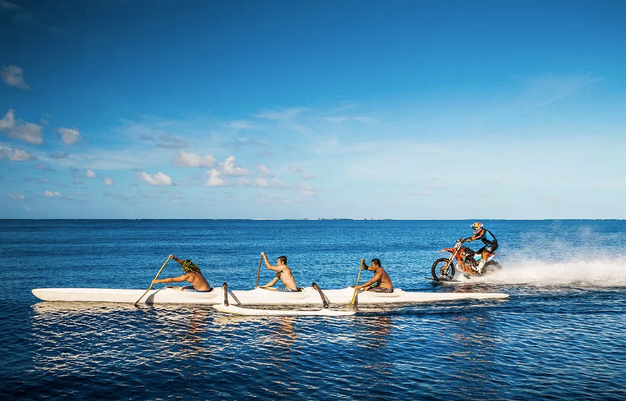 Robbie Maddison bersama nelayan di pantai Tahiti