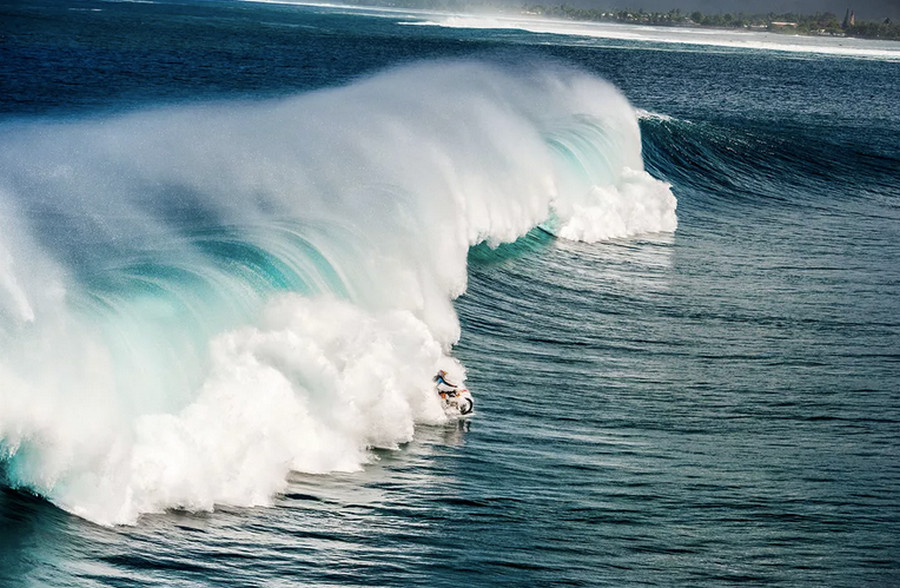 Robbie Maddison di tengah gulungan ombak