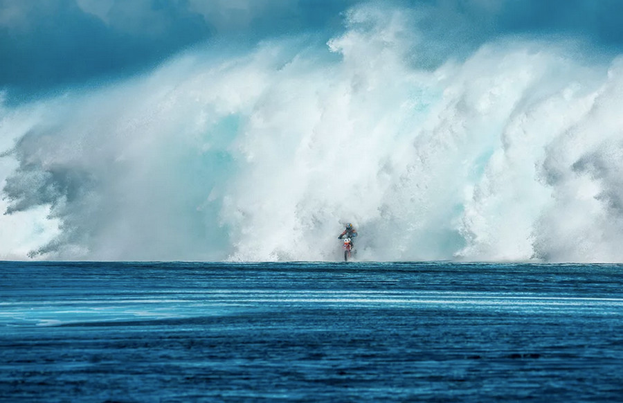 Robbie Maddison membelah ombak di pantai Tahiti
