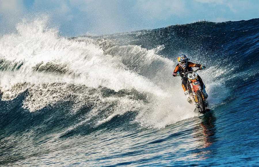 Robbie Maddison memecah ombak