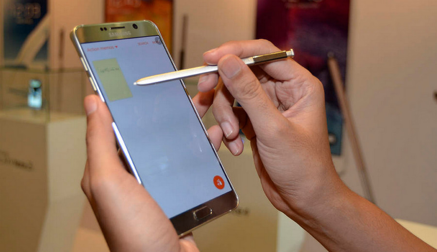 Galaxy Note 5 hadir dengan dimensi 153,2 x 76,1 x 7,6 mm dan bobot 171 gram, dengan ukuran layar yang sama dengan pendahulunya, yaitu 5,7 inci Super AMOLED, 2560 x 1440. (Hendra Wiradi/telsetNews)