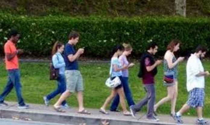 Kecanduan smartphone jalan Nomophobia