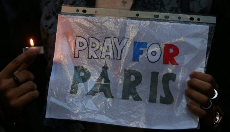 Seluruh Dunia Suarakan #PrayforParis