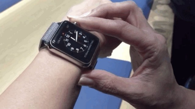 Apple-Watch-check-the-time.jpg