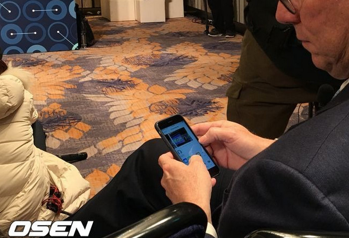 Eric Schmidt, Chairman Alphabet pakai iPhone 2