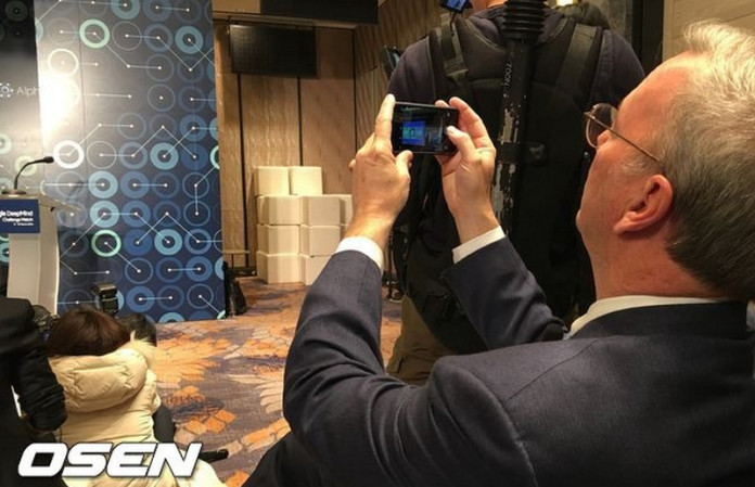 Eric Schmidt, Chairman Alphabet pakai iPhone