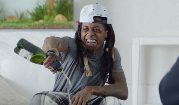 Lil Wayne guyur Champagne ke Galaxy S7