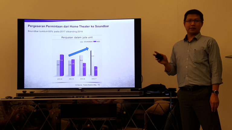 Samsung SUHD TV Makin Elegan dengan Curved Soundbar