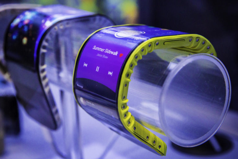 Lenovo Bikin Ponsel Melengkung Seperti Jam Tangan