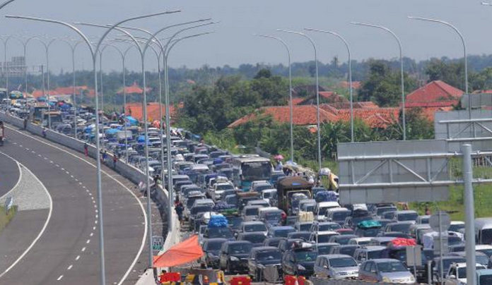 Macet di tol Brebes