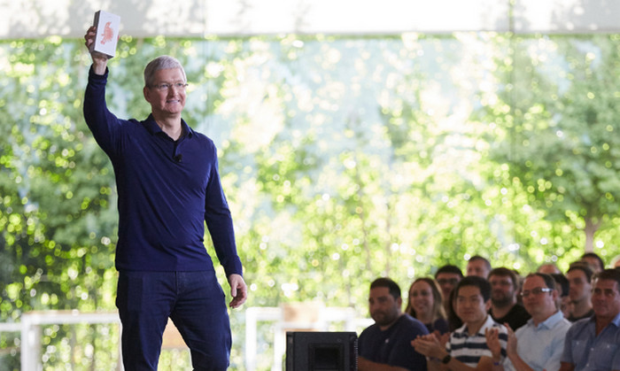 Tim Cook rayakan 1 miliar iPhone