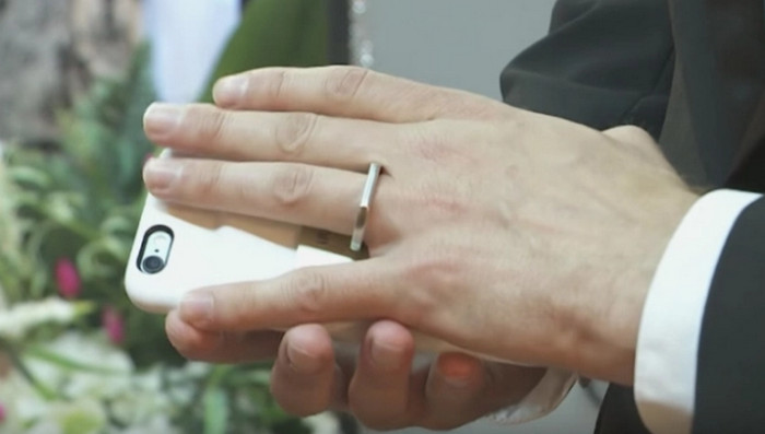 So Sweet, Pria Ini Menikahi iPhone