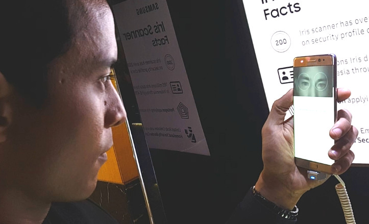 Menjajal Iris Scanner Samsung Galaxy Note 7