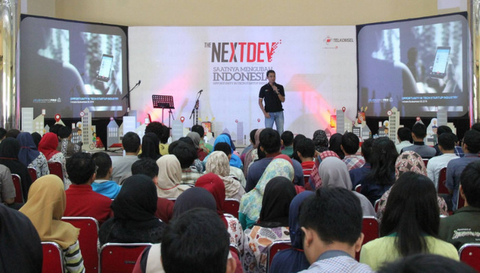 CEO iGrow Andreas Senjaya, menjadi salah satu pembicara acara Roadshoe program NextDev 2016 di Institut Pertanian Bogor (dok.telkomsel)