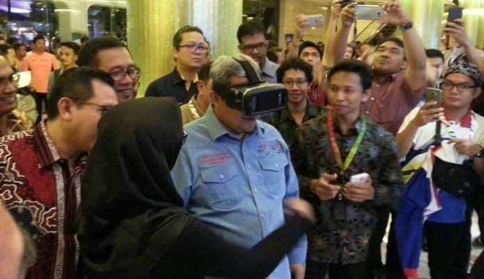 aher-mencoba-aplikasi-vr-telkom