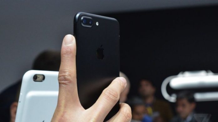 iPhone 7 versi Jet Black