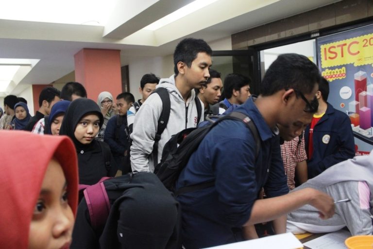 Mengenalkan Pasar Saham pada Anak Muda Lewat Aplikasi Digital