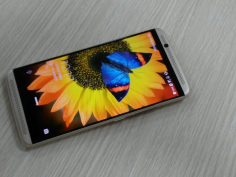 Petinggi ZTE Pamer Axon 7 Di Ajang Bandung ICT Expo