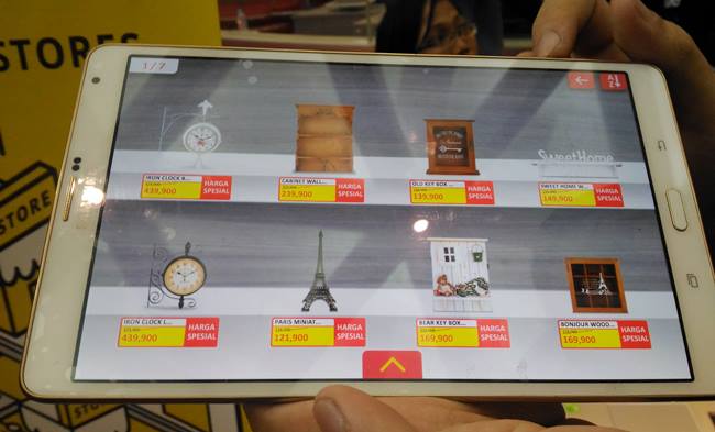 Tampilan rak toko virtual secara Virtual Reality