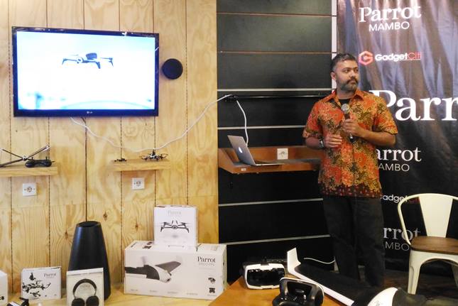 Siraj. B (Key Account Manager Parrot Singapura) ketika menjelaskan salah satu drone dari Parrot. (Faisal/telset.id)