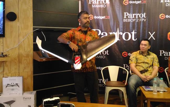 Siraj. B ketika memperlihatkan Parrot Disco FPV yang memiliki bentuk seperti pesawat terbang. (Faisal/telset.id)