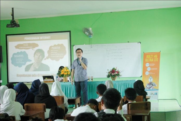 Foto 2. Lumbantobing, Head of Product Planning BOLT!