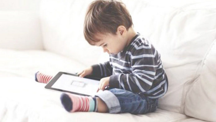 Anak main iPad