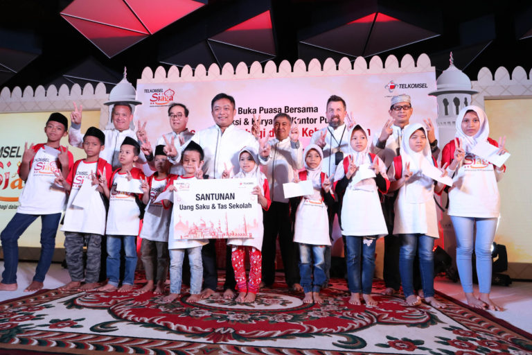 Telkomsel Berbagi dengan 10.000 Anak Yatim