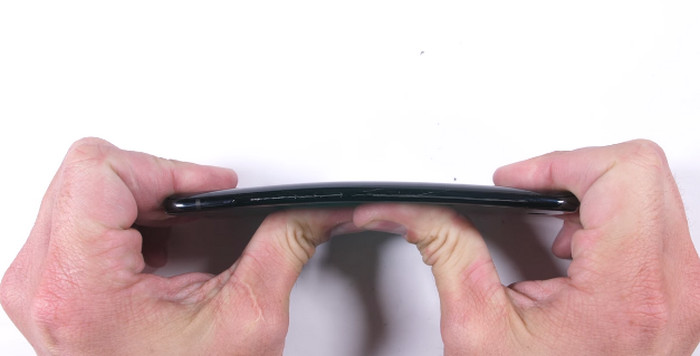 Intip Kekuatan Xiaomi Mi 6 Saat Dibengkokkan [Video]
