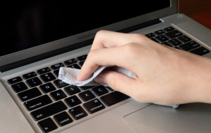 Membersihkan laptop