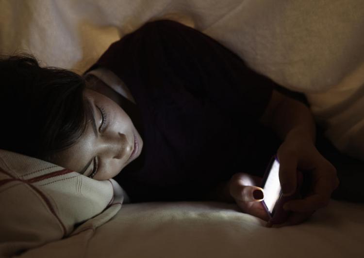 5 Resiko Gunakan Ponsel Sebelum Tidur