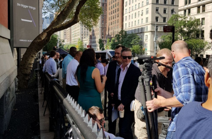 Antrean Mengular Jelang Peluncuran Galaxy Note 8