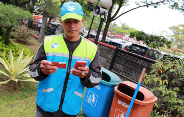Raih Adipura, Telkomsel Fasilitasi Petugas Kebersihan Kota Bandung