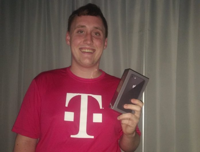 tatto lengannya dengan logo operator