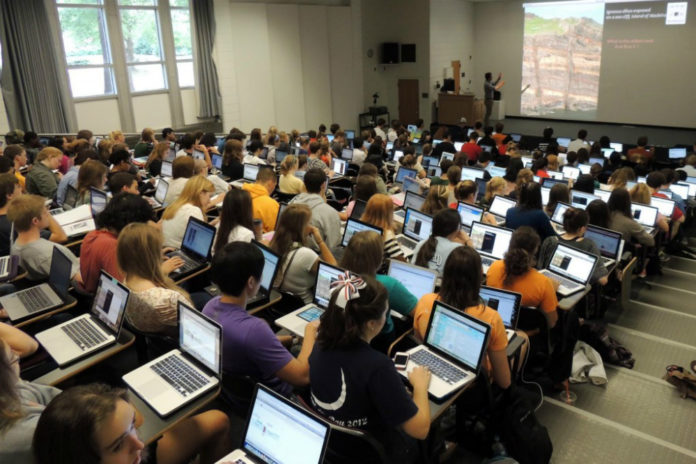 Pakai Laptop di Kelas