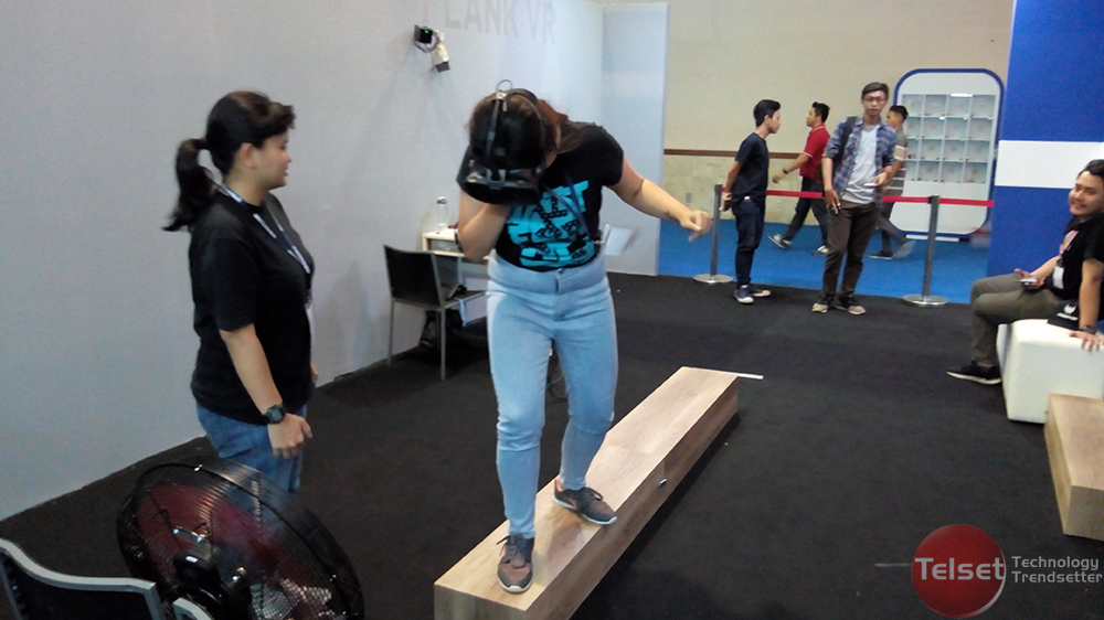 Wahan VR Berjalan di Atas Kayu (telset.id | nur chandra)